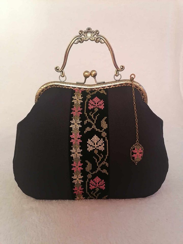 Traditional vintage-style handbag product image (2)