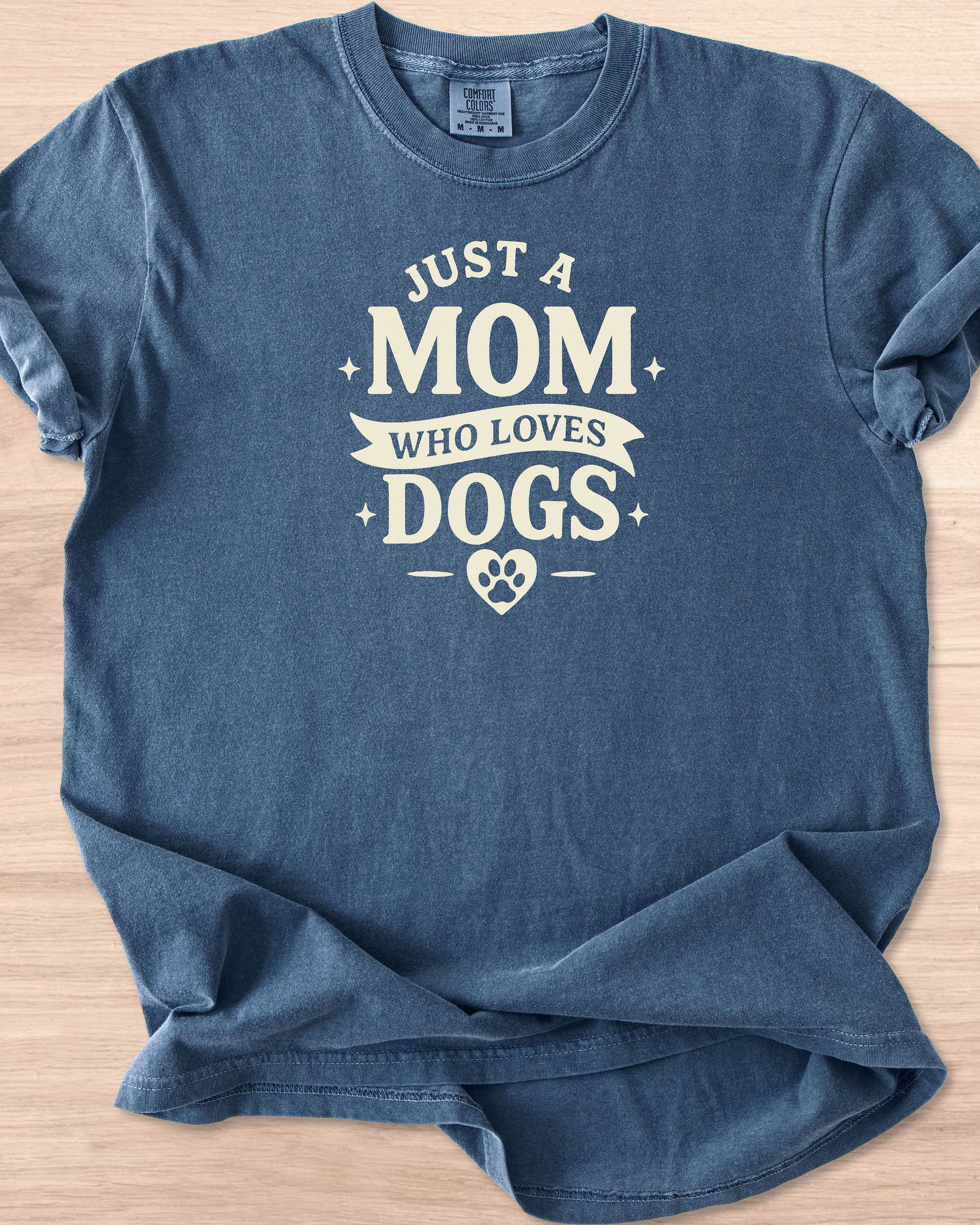 Just A Mom Who Loves Dogs Tee product image (32)
