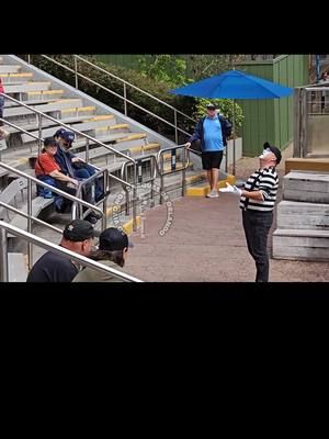 Mime Tom wetting the kids with a raincoat on a sunny day 😂🤣#tomthemime #tom #seaworldorlando #tomseaworldmime #seaworldmime #funnymime