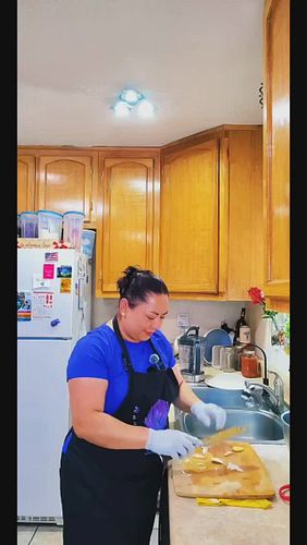 Momentos del en vivo preparando para hacer enchiladas verdes. Acompáñame si tienes tiempo para charlar o solamente a convivir...