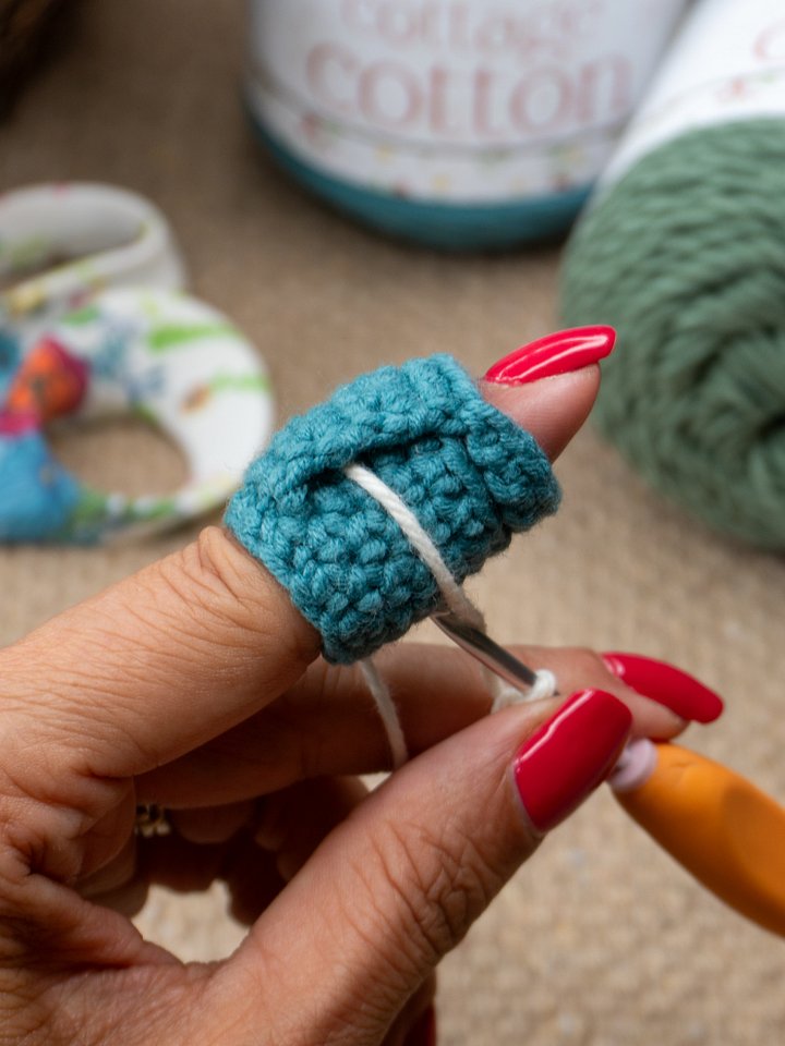 Finger Cuff Yarn Guide Crochet Pattern product image (1)