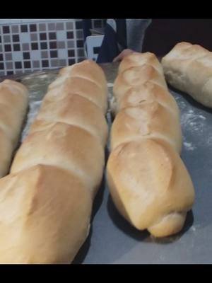 MINI PAN FRANCÉS CASERO – FÁCIL Y ECONÓMICO PARA VENDER 💰 🥖 Hoy te enseño a hacer MINI PANES FRANCÉS caseros, ideales para vender, compartir en familia o acompañar tu mate y café. Son suaves, con costra fina y miga esponjosa, preparados con ingredientes simples y un resultado profesional. No te pierdas este paso a paso fácil y económico para aprender panadería desde casa y ganar dinero extra con esta receta rendidora. 👉 ¡Mirá el video completo y contame cómo te salen!   🍞 INGREDIENTES   🌾 500 gr de harina 000  🧂 10 gr de sal   💧 300 ml de agua tibia   🧈 50 gr de manteca   🍞 25 gr de levadura fresca(o 20 gr de levadura seca)