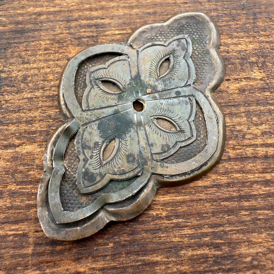 🎎 Mid-Showa Japanese Brass Fusuma Pull with Stylized Etching – Japan Antique Roadshow product image (1)