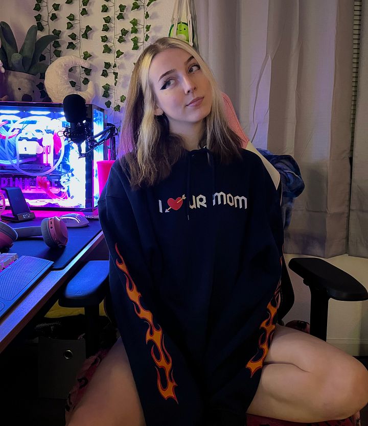 i <3 ur mom hoodie product image (1)
