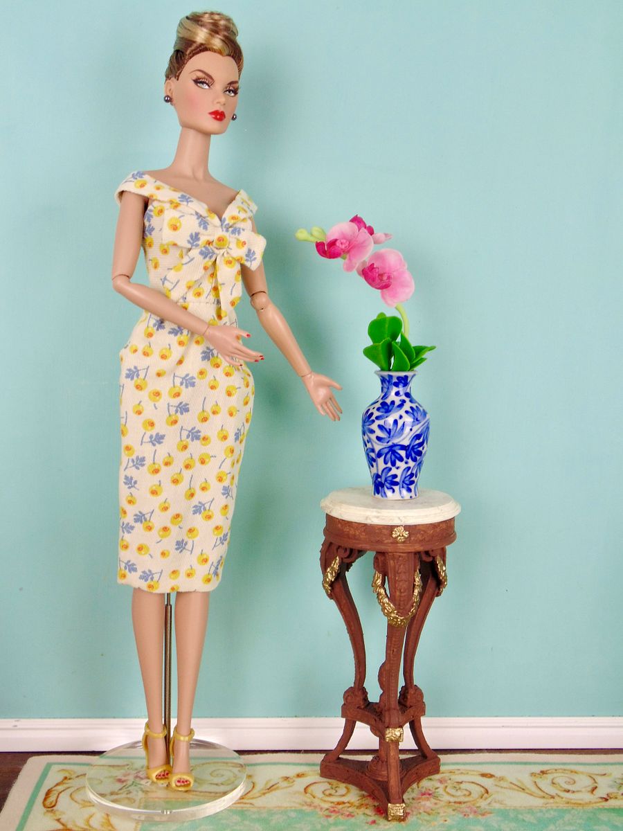 1:6 scale plant stand for 12” fashion dolls WALNUT product image (1)