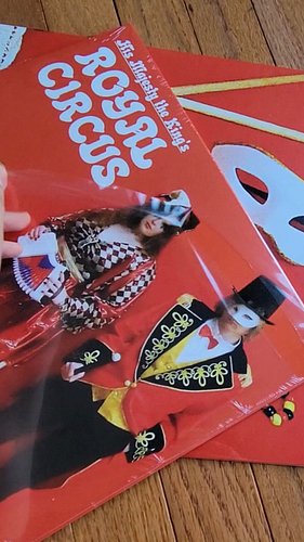 IT'S HERE! A Christmas present on nobody's wishlist!
#vinyl #localmusic #smallband #indie #physicalmedia #elasticstage
🐒🤡🎩

G...