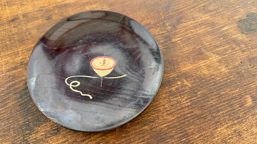 🎎 Antique Japanese Lacquer Plate with Koma Design – Japan Antique Roadshow product image (7)