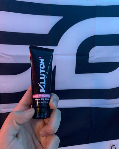 This scent by @klutch1 smells amazing. If you go to the gym or need extra grip in those sweaty end game situations, then klut...