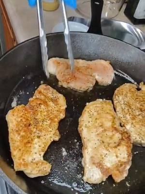 ​🔥 El Cuscús con Pollo Más Rico y Jugoso que Harás. ¡Guarda esta Receta! Ingrediente Cantidad Para el cuscús   Cuscús (sémola de trigo) 200 g (1 taza) Caldo de pollo o agua caliente 200 ml (1 taza y 1/4 aprox.) Aceite de oliva virgen extra (AOVE) 1 cucharadita Para el pollo y verduras   Pechuga de pollo 1 unidad (aprox. 250 g) Pimiento rojo y verde ½ de cada uno (en cubitos) Cebolla morada o cebolleta ½ unidad (picada finamente) Tomates cherry 10 unidades (cortados a la mitad) Para el aliño   AOVE 3-4 cucharadas Zumo de limón 2 cucharadas Comino molido 1 cucharadita Sal y pimienta Al gusto Opcional (Sabor)   Menta o hierbabuena fresca Un puñado (picada) Frutos secos (nueces, almendras) Un puñado (troceados) ​#cuscusconpollo #recetacasera #cocinainternacional #recetafacil #cuscus 