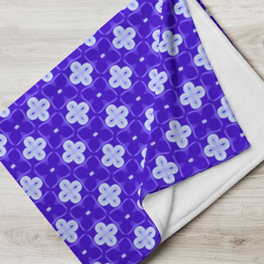 Purple & White Seamless Patterned Throw Blanket product image (8)