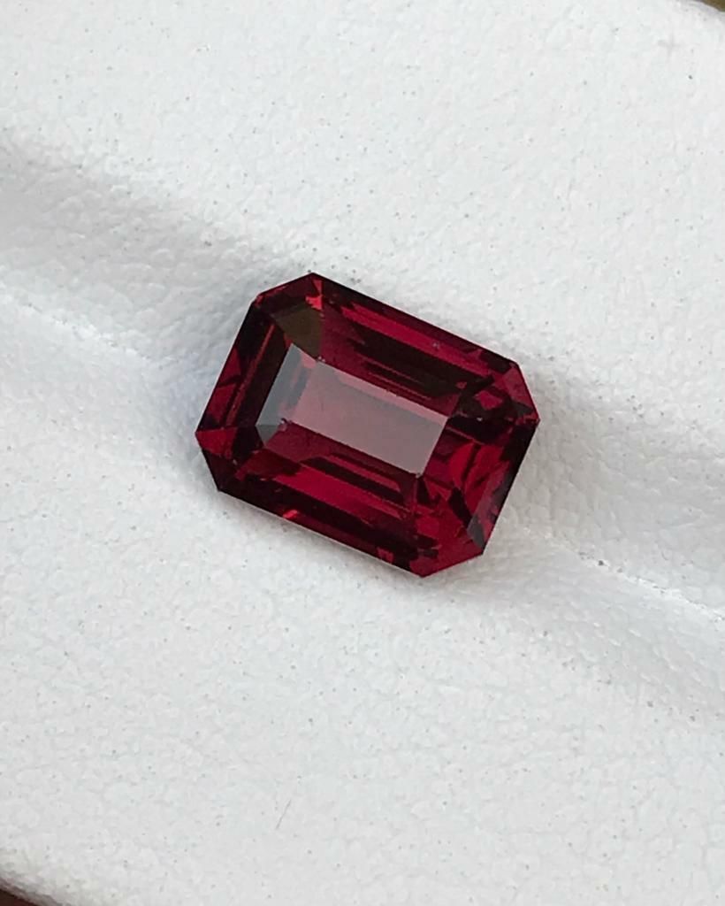 SRILANKAN GARNET DEEP RED COLOR LOOSE GEMSTONE EMERALD CUT, 3.75 CARAT product image (4)