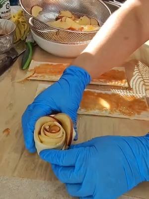 Hojaldres de Rosa y Lluvia: Donde la Sensibilidad Crea Belleza.🌷 Miren estas rosas... son una maravilla, ¿verdad? 🌹 Pero su belleza, como la mía, viene de haber pasado por el calor. ​Mi corazón es como esta receta: un día puedo ser agua (lágrimas que fluyen fácilmente) y al otro harina (la base para ser fuerte y seguir adelante). A veces, las pruebas de la vida (mi hija con diabetes, las luchas en casa) duelen tanto que se siente como si me estuvieran doblando una y otra vez, ¡como a esta masa! ​Pero el resultado es este: una flor comestible que prueba que incluso las almas más sensibles pueden elevarse y florecer ante el mundo. Mis sentimientos no son un defecto, son el ingrediente secreto de mi resiliencia. Ingredientes: ​1 lámina de hojaldre rectangular. ​2-3 manzanas rojas (sin pelar, para el color). ​Zumo de 1/2 limón. ​Mermelada de albaricoque o fresa. ​Canela y Azúcar (al gusto). ​Azúcar glass para decorar. ​ ​ ​#HojaldresDeRosa #SensibilidadYFuerza  #receta #CocinaEmocional  #dessert 