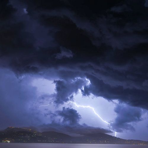 Une autre photo de l'ambiance orageuse du 11 mai avec un bel impact lointain qui joue à cache-cache dans des abaissements et ...