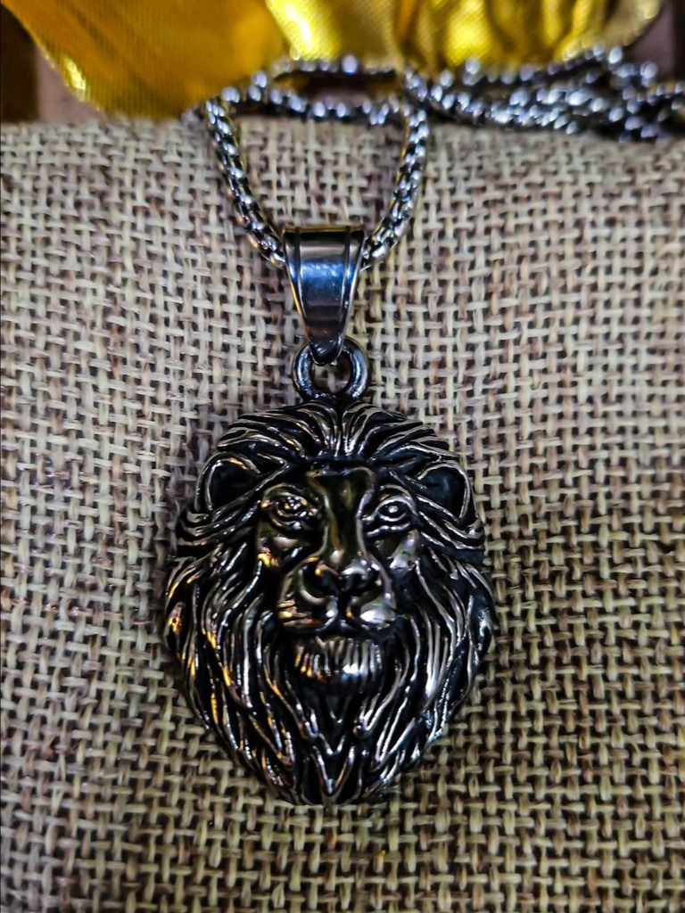 The Armored Kingdom Eternal Lion of Valor Necklace product image (1)