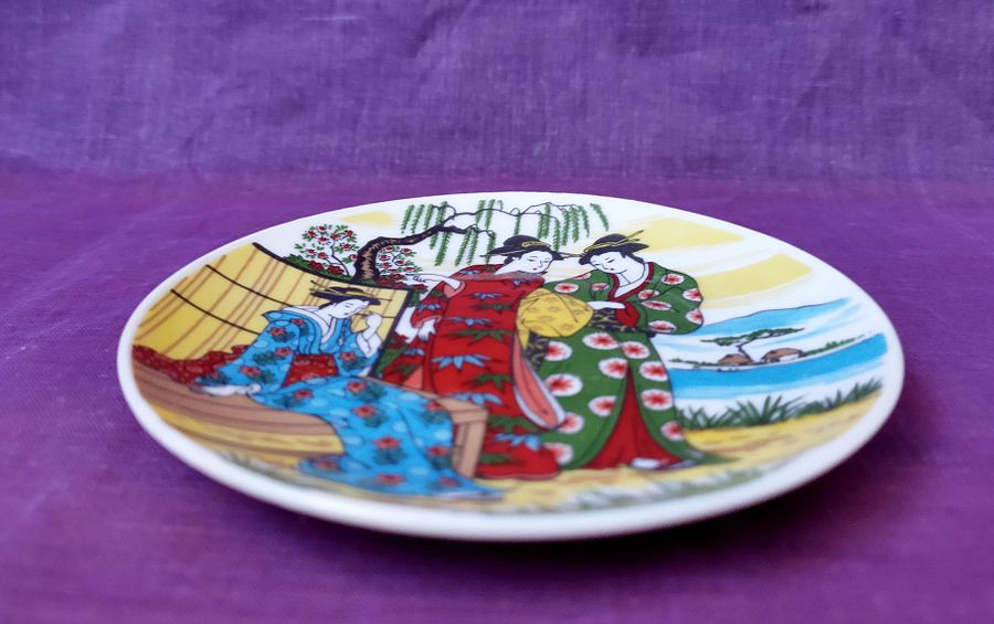 Prato pequeno com 3 gueixas, arte japonesa, paisagem asiática, decoração japonesa de secretária product image (3)
