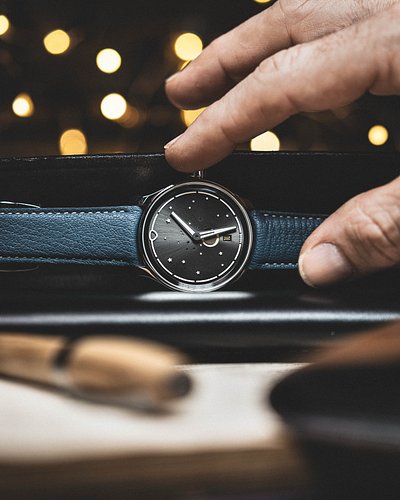 🌌 The @mingwatches 37.05 Series 2 isn’t new anymore… but it hasn’t lost an ounce of hype. This piece takes indie watchmaking ...