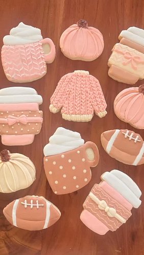 Golden leaves, cozy sweaters, and cookies that taste like autumn 🍁✨

These fall sugar cookies are all about the little detail...