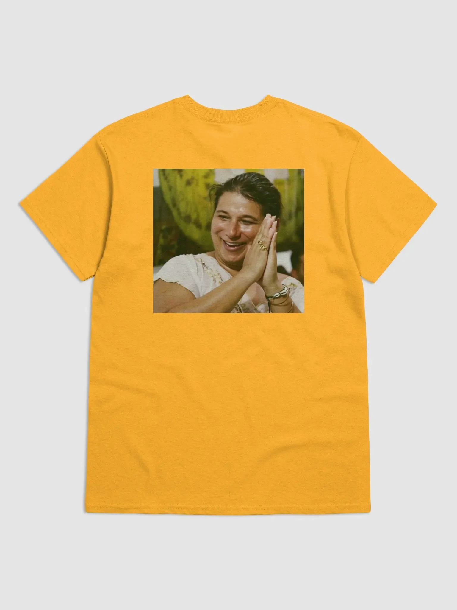 Um Sacerdote feliz faz um Axé feliz product image (1)