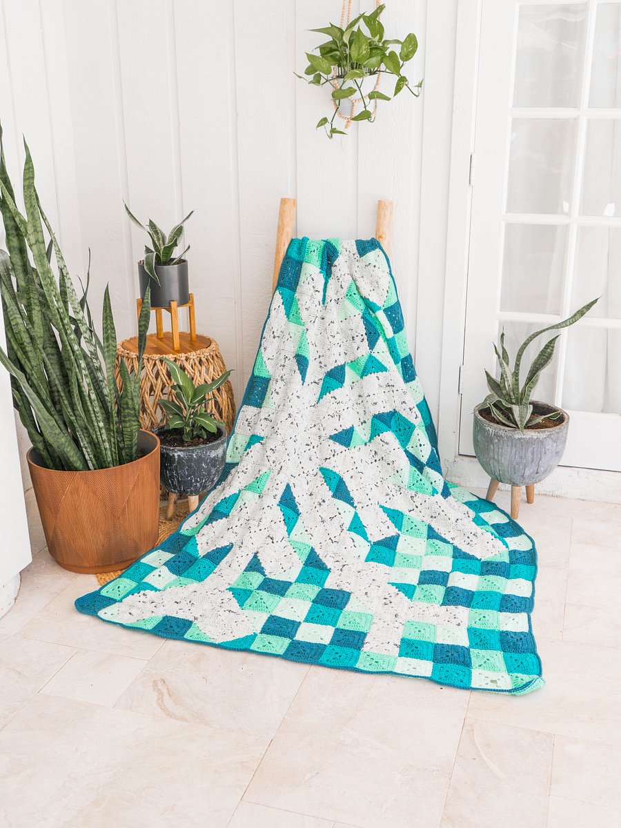 Snowflake Granny Square Crochet Blanket product image (1)