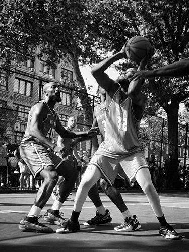 📸🏀
.
.
.
#kennygrahamsproclassic #west4thbasketball #hoopdreams #nikebasketball #blackandwhitephotography #peoplephotography ...