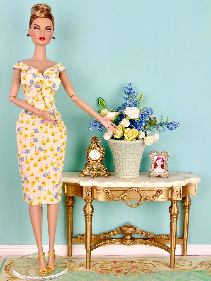 1:6 scale console table for 12” fashion dolls GOLD product image (1)