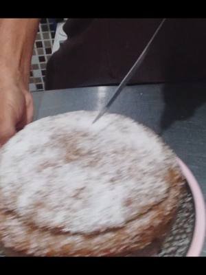 TORTA NEGRA O TORTA HÚ  A MANO 🧁 Ingredientes   🥚 2 huevos  🍋 Ralladura de 1 limón  🍬 200 g de azúcar  🌼 1 tapita de esencia de vainilla  🍯 1 cucharada de melaza  🥛 200 ml de leche  🫒 100 ml de aceite  🌾 400 g de harina de arroz  ⚖️ 20 g de polvo de hornear   Opcional para decorar:  🥥 Coco rallado (cantidad a gusto)  🍮 Dulce de leche (cantidad a gusto)   🔥 Horneado  Temperatura: 190 °C a 200 °C   Tiempo: 45 minutos  Dejar enfriar antes de desmoldar y decorar con dulce de leche y coco rallado.