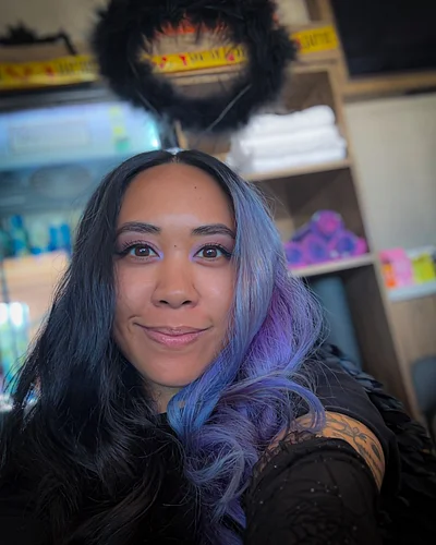 A fallen angel and her mini zoo 🦒🎃 Swipe to see two giraffes spin 😂 They worked hard to earn their new spooder rope toy. 

Ho...