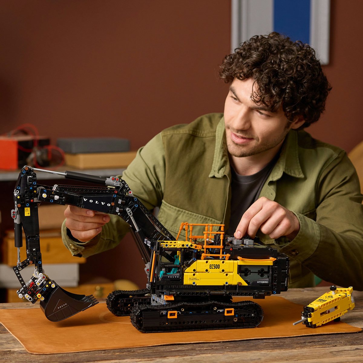 LEGO Excavator Volvo EC500 Hybrid product image (5)