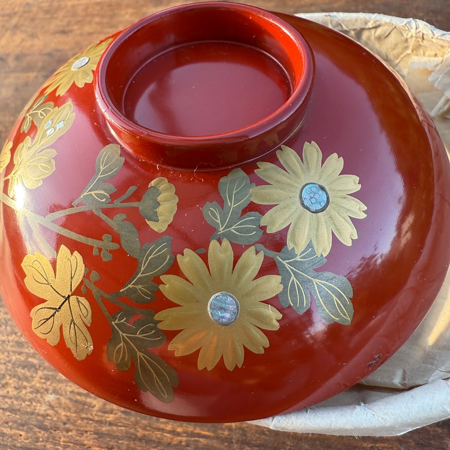 🎎 Japanese Lacquered Owan Bowl with Stylized Floral Motif – Japan Antique Roadshow product image (4)