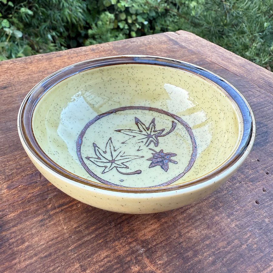 🎎 Japanese Ceramic Bowl with Momiji Maple Leaf Design – Everyday Useware – Japan Antique Roadshow product image (4)