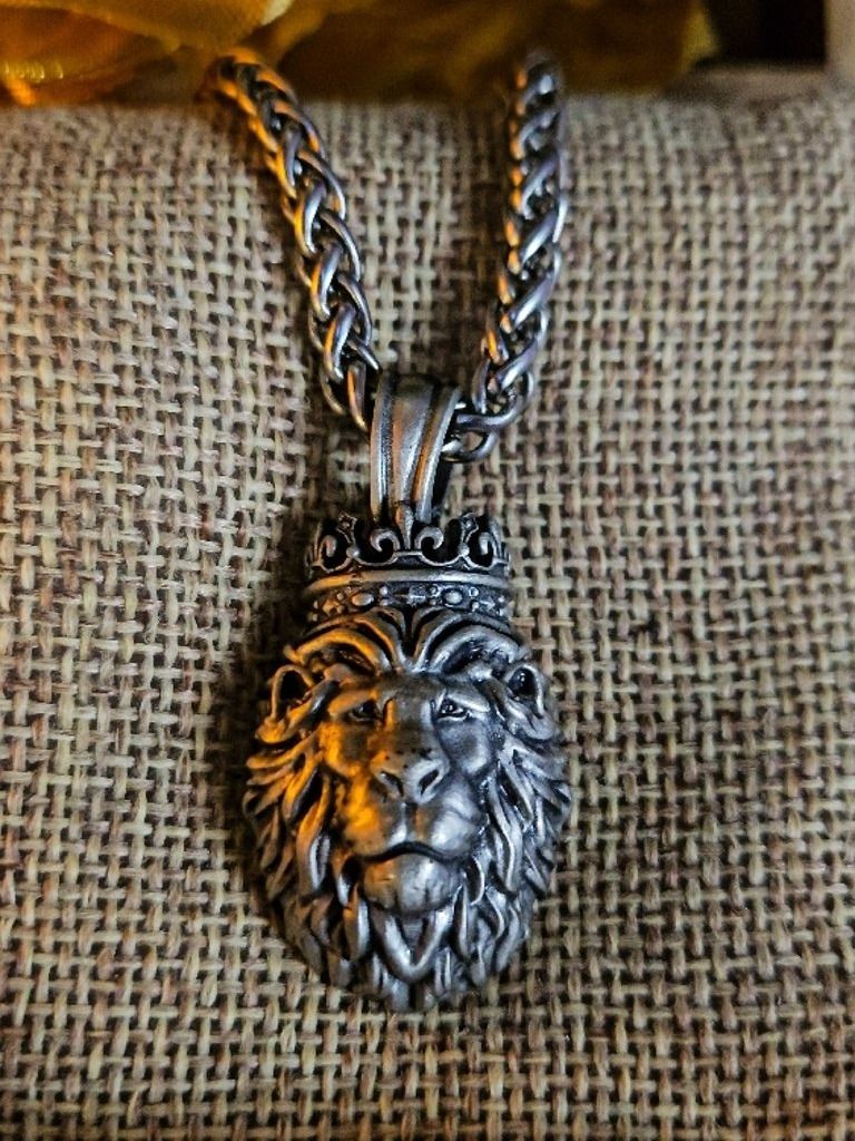 The Armored Kingdom Regal Roar Necklace product image (2)