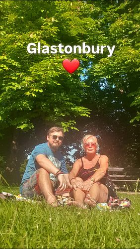 Picnic in Glastonbury ❤ #picnic #vanlifediaries #vandweller #glastonbury #vanlifeuk #mandsvanlife #fulltimevanlife