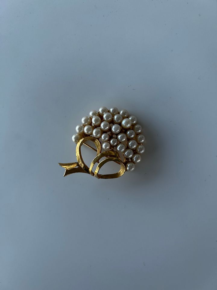 Vintage Gold Tone Faux Pearls Bow Brooch product image (2)