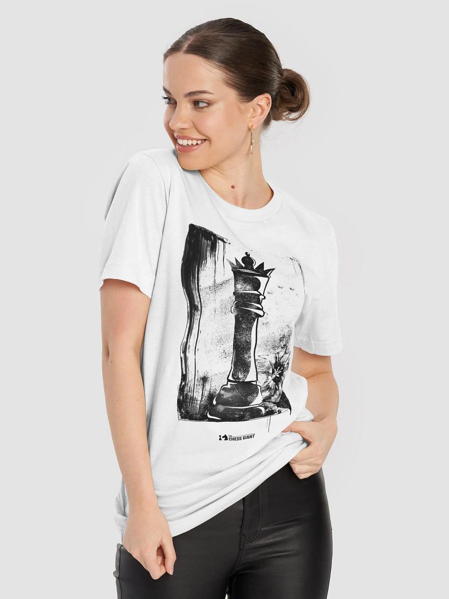 Grunge Chess: The Queen unisex t-shirt product image (8)