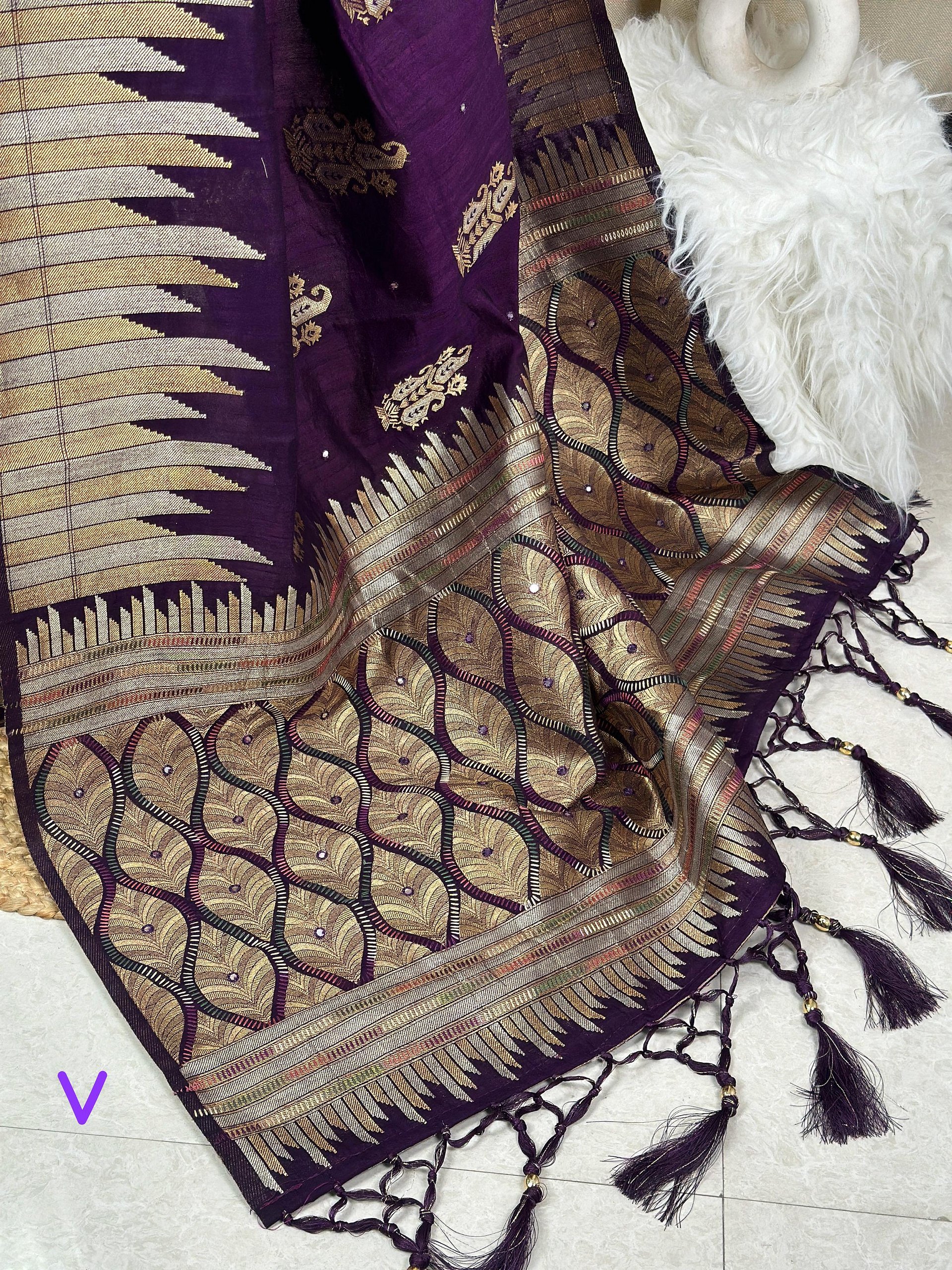 festive beauty with Richness of jacquard and Minakari weaving blouse product image (9)