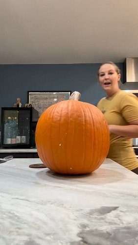 Happy Thanksgiving from Echo and Scarlett! 🦃🍗🎃🍁🥧 #horse #thanksgiving #horsetreat #pumpkin #feast