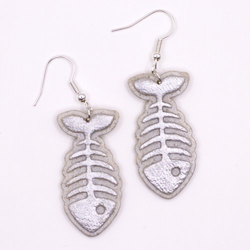 I don't want to go fishing for compliments, but I hope you like these earrings

 #polymerclayjewelry #flowersistersstudio #ha...