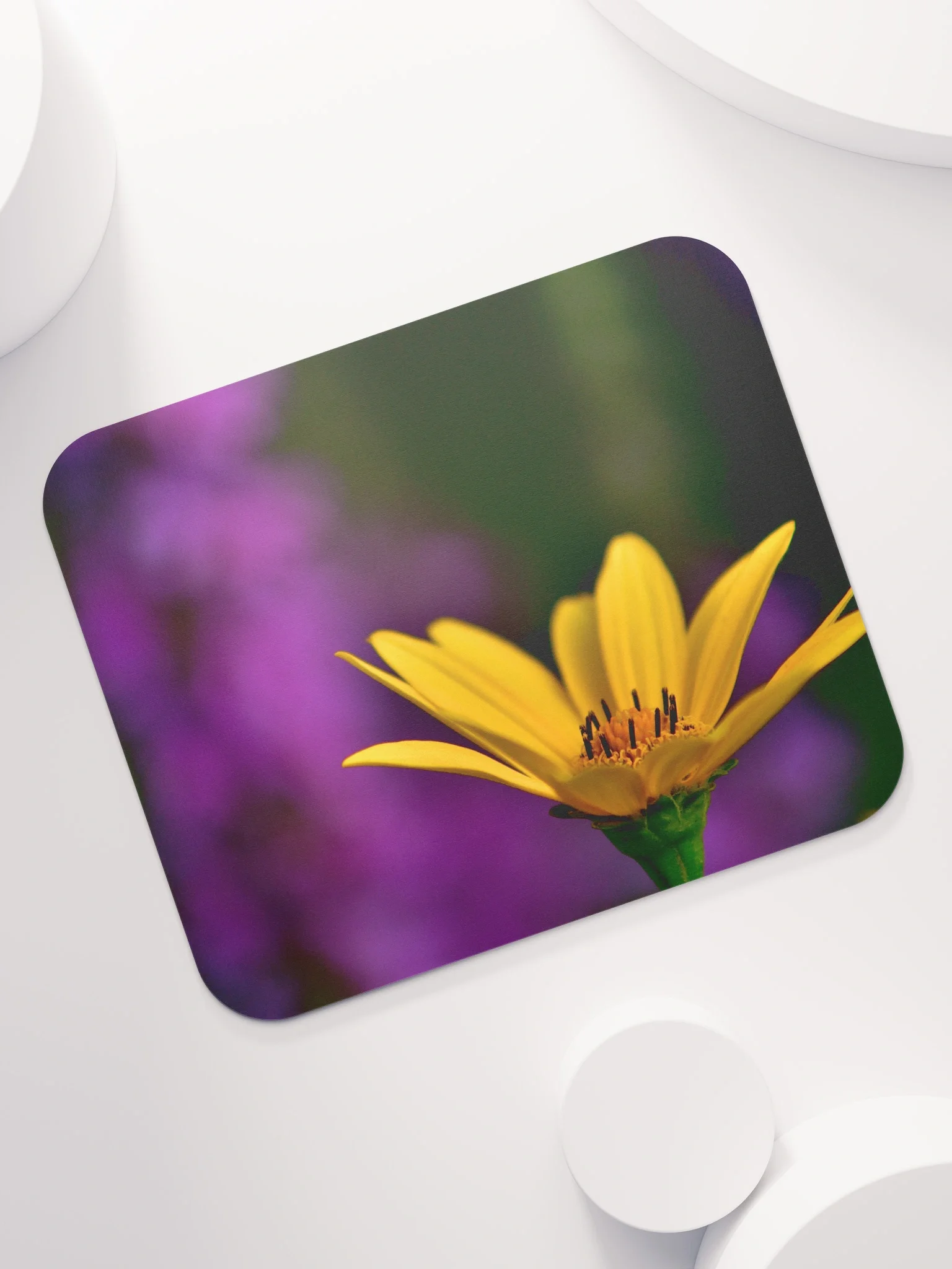 Mauspad - leuchtend gelbe Blüte vor violettem Hintergrund product image (7)