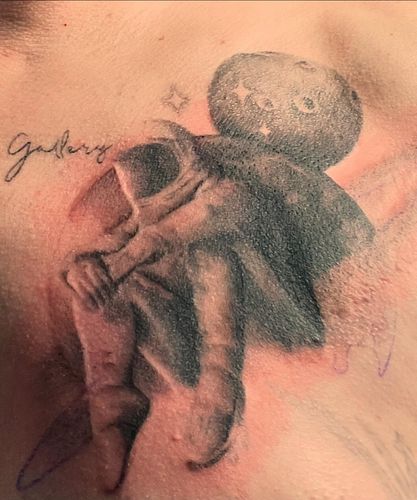 The lonely spaceman is almost finished. Onto the other side of the chest soon.