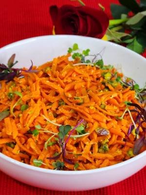 Carrot Salad & My Broken English 🥕😂  ¡Risas Garantizadas! ​¡Hoy hacemos mi ensalada favorita de zanahorias y pistachos 🥕🥜! La receta es sencilla, pero mi intento de hablar inglés para ustedes... no tanto 😂. ​Los amo, y me encanta que me acompañen en mis desastres culinarios y lingüísticos. ¡Dejen en los comentarios si también tienen un 'broken English' fabuloso! 👇 ​#EnsaladaDeZanahoria ​#CarrotSalad ​#RecetasSaludables ​#HealthyRecipe ​#humor 