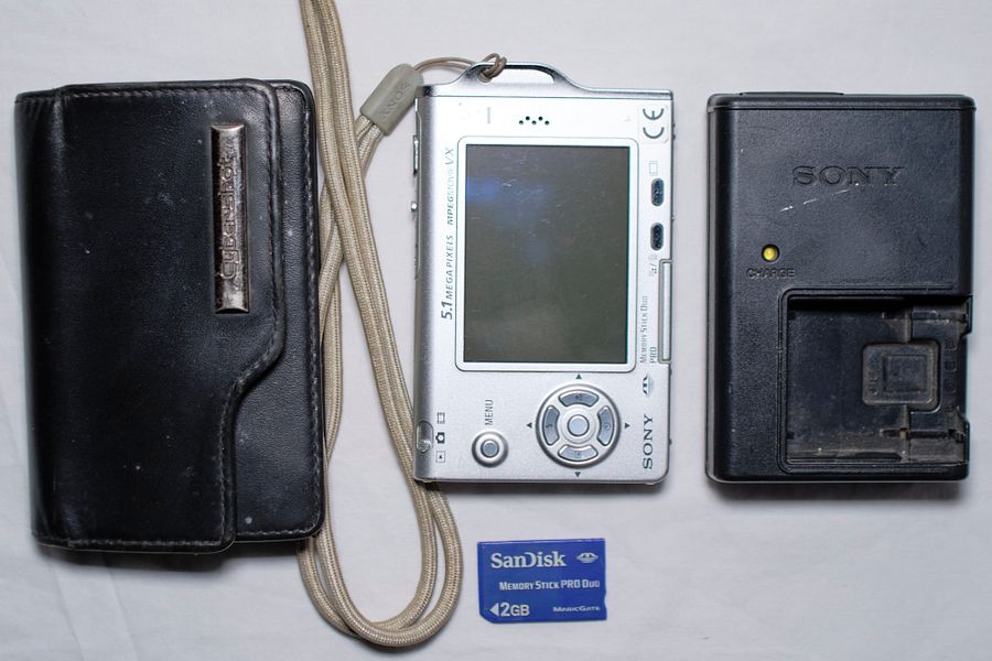 Sony Cyber-shot DSC-T7 5.1MP Digital Camera product image (6)